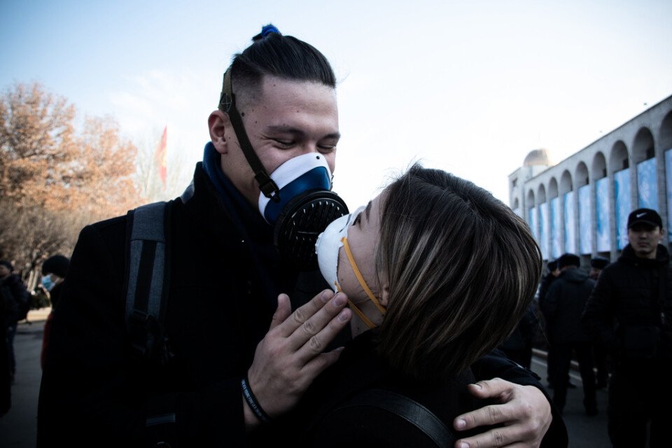 Aida Almazova, 21, och pojkvännen Daniyar Bogachiev, 20, bär så gott som alltid mask för att kunna andas under Bisjkekvintern.