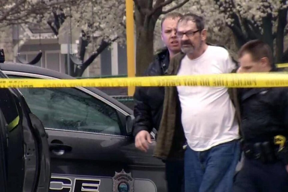 Frazier Glenn Cross är 74 år och före detta medlem i Ku Klux Klan. Han har erkänt att han dödat en 14-årig pojke och en 69-årig man utanför ett judiskt center i Overland Park i Missouri i april i fjol, liksom en 53-årig kvinna utanför ett judiskt äldreb