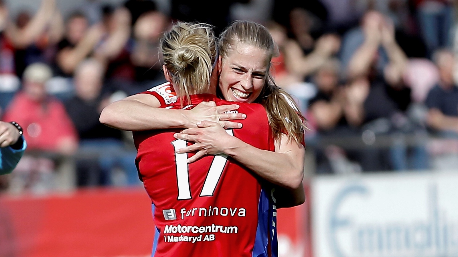 Hannah Wilkinson och Linda Sällström jublar efter 3–2-målet mot Linköping. Foto: STEFAN SANDSTRÖM