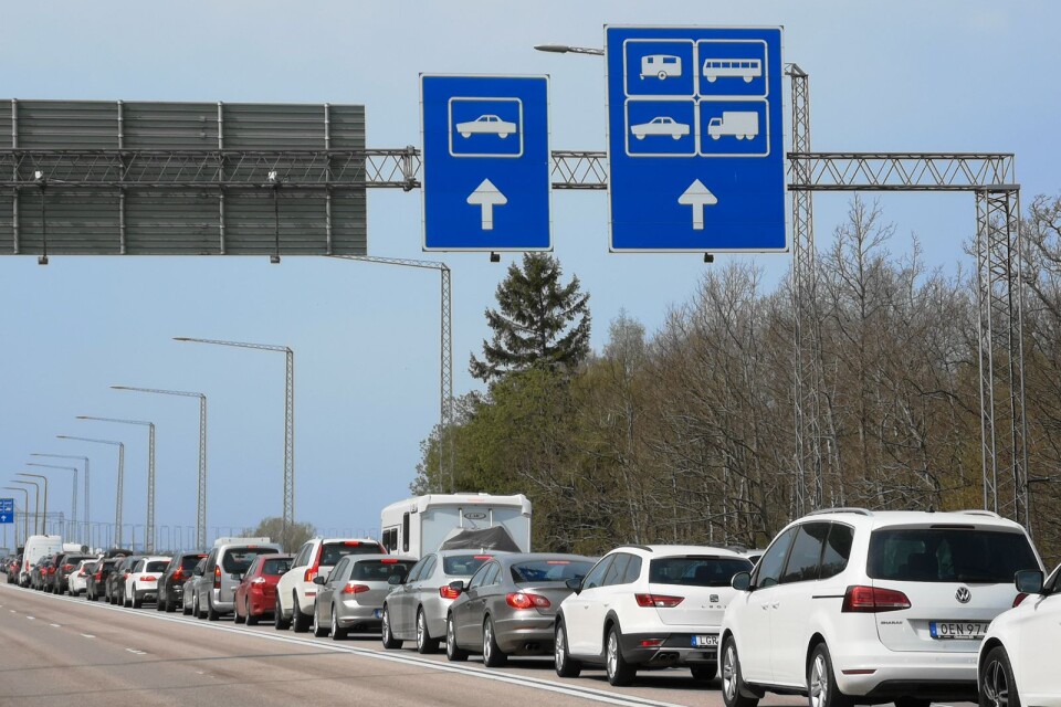 Regeringens besked om fritt resande i landet ökar sannolikt trafiken på Ölandsbron. Frågan är om det också ökar smittspridningen?