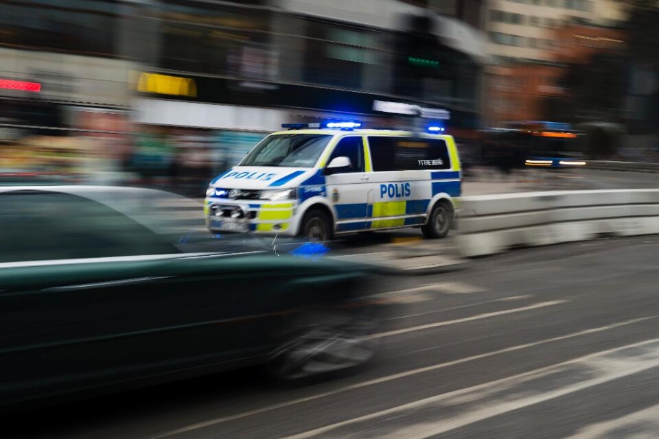 En 24-årig man skadades allvarligt i en singelolycka i Hagfors. Han fördes med ambulanshelikopter till sjukhus. Mannen klämdes fast i bilen när han körde av vägen på länsväg 240 vid Lidsbron på tisdagen.