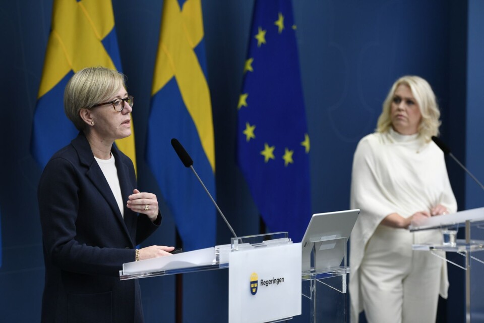 Sofia Wallström, generaldirektör på Ivo och Lena Hallengren (S), socialminister, på pressträff i juli när granskningen inledes.