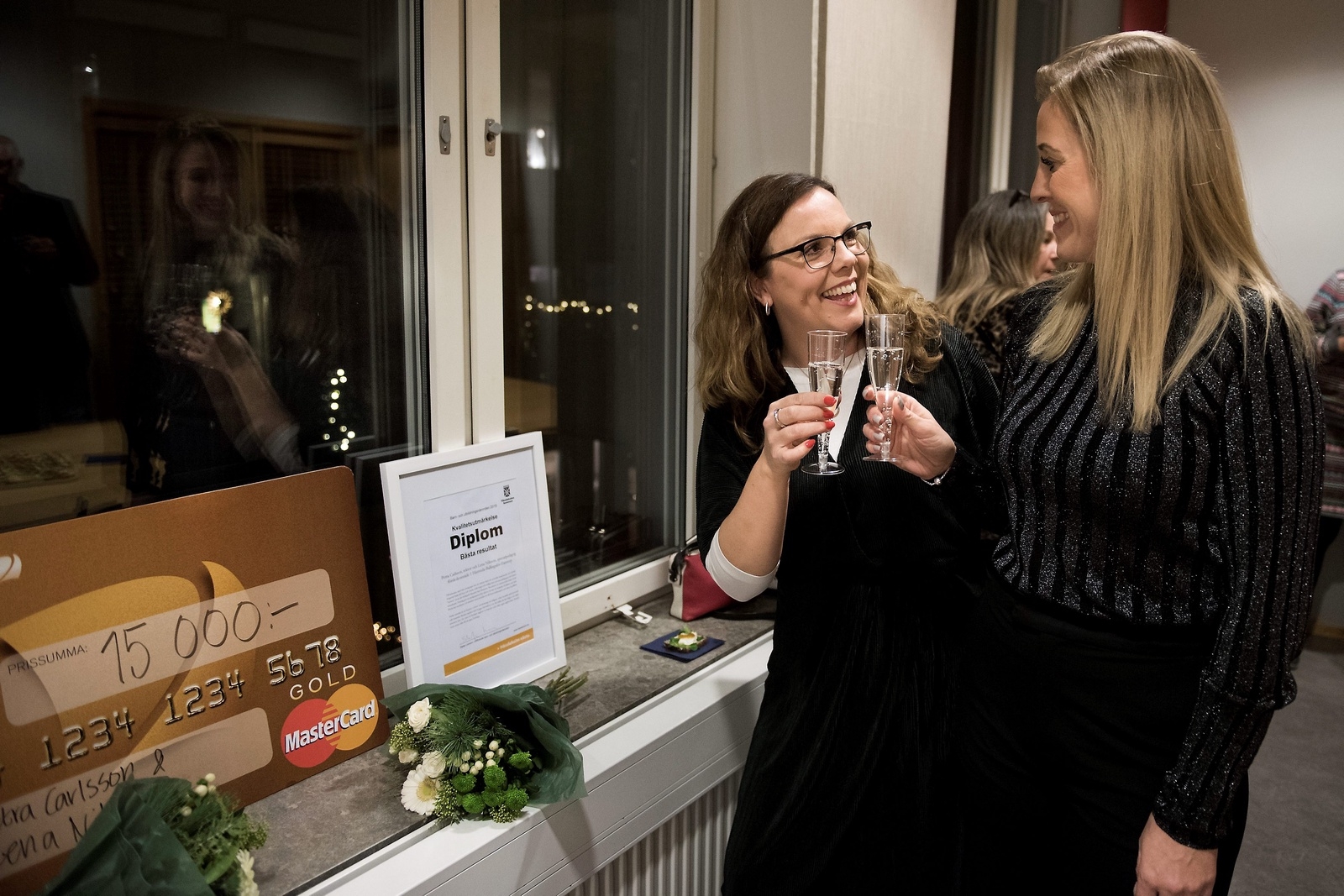 Lena Nilsson och Petra Carlsson ser utmärkelsen som en morot till framtida projekt. – Det är jätteroligt, det ger verkligen blodad tand, säger de samtidigt som de skålar under julkonsertens paus.