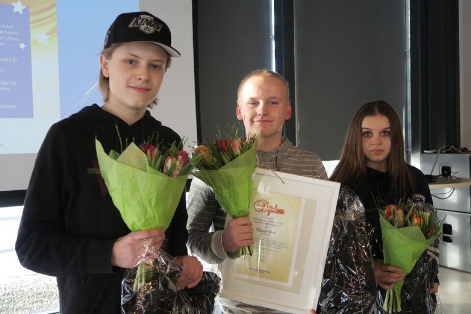 Theodor Forss, i mitten,  vann tävlingen Framtidsdrömmar 2027 och nu får klassen dela på 15 000 kronor.  Klasskamraterna Petter Johansson och Emma Sylvester hade också lämnat in bidrag.