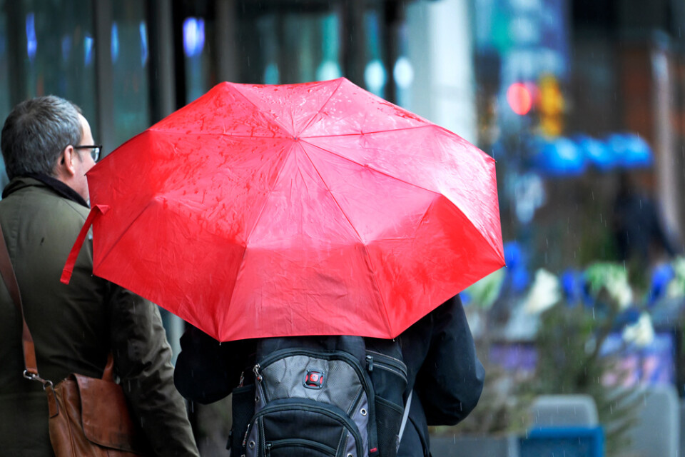 Rota fram paraplyet - under tisdagen drar två lågtryck med regnmoln och svalare luft in över landet. Arkivbild.