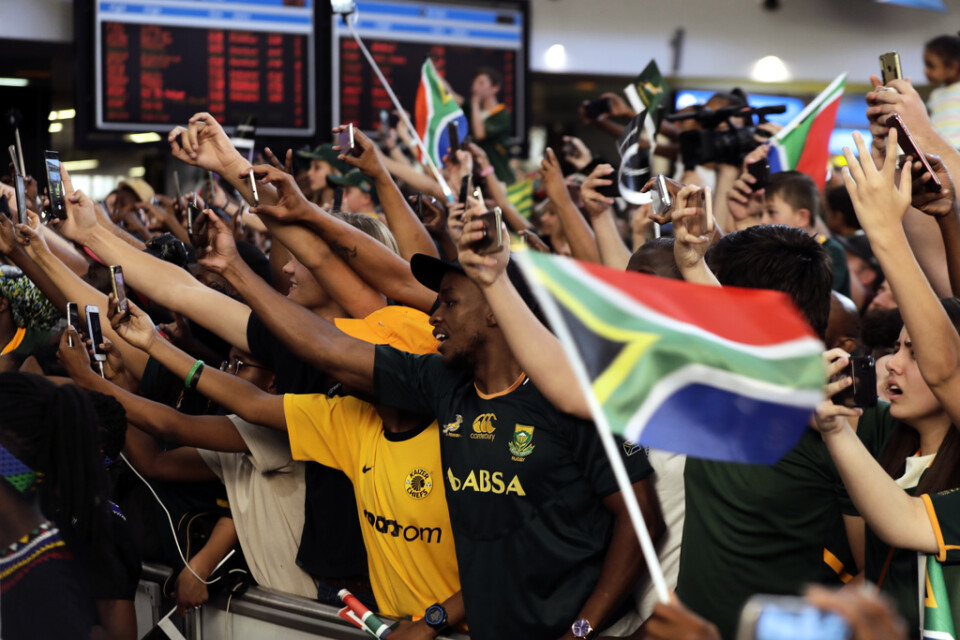 Det rådde karnevalsstämning på OR|Tambo internationella flygplats i Johannesburg när de nyblivna världsmästarna Rugby kom hem till Sydafrika.