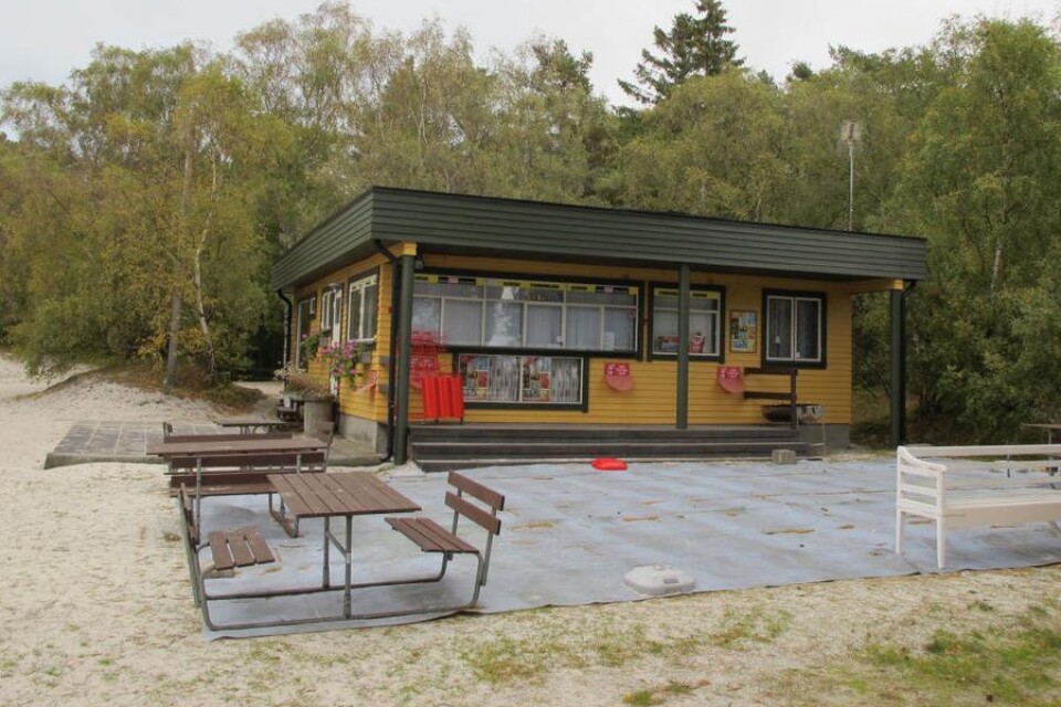 Ägaren av kiosken på stranden i Sandviken vill bygga om huset till en sommarstuga. I går skulle politikerna ha fattat beslut i frågan men i sista stund blev det återremiss eftersom det visat sig att ägaren aldrig fått se tjänstemännens utredning.