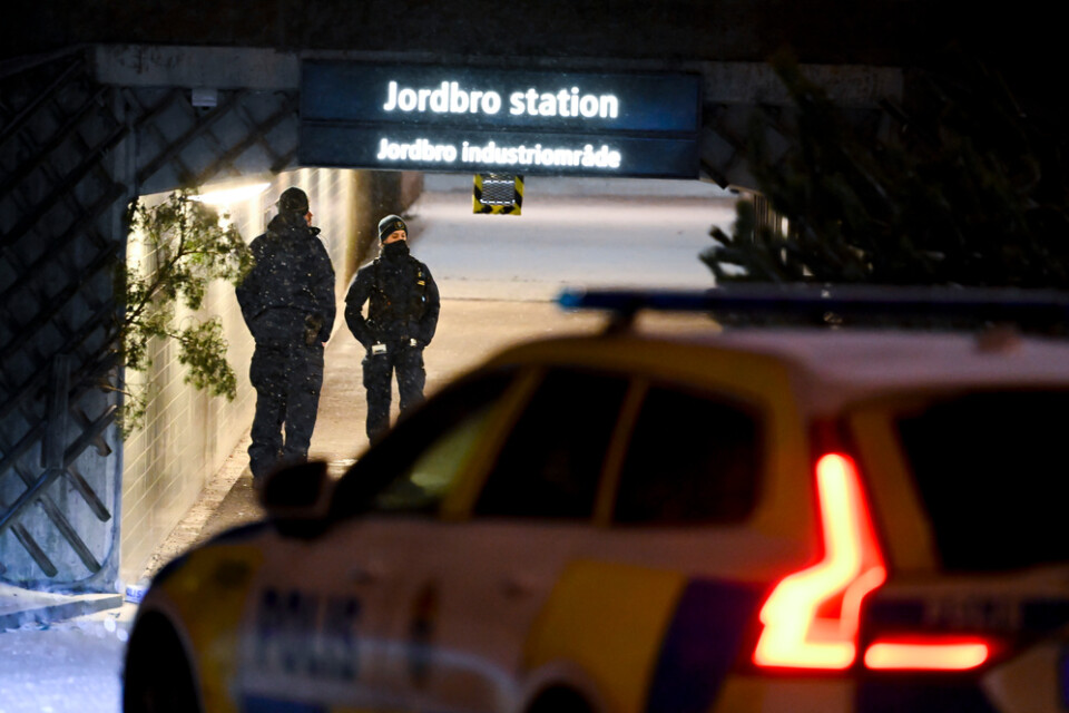 En man sköts till döds vid pendeltågsstationen i Jordbro i Haninge söder om Stockholm på onsdagen.