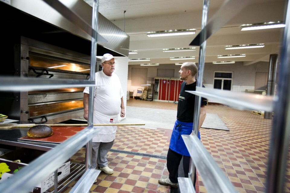 I före detta Skogaholmsbageriet tillverkas nu Rockebylimpan. För de anställda är flytten ett enormt lyft, från trånga 70 kvadratmeter till ett stort öppet bageri med stora möjligheter till expansion.