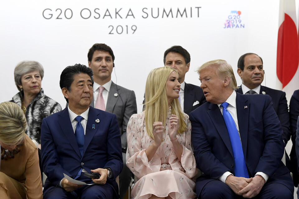 Ivanka Trump omgiven av stats- och regeringschefer vid G20-mötet i Osaka, Japan.