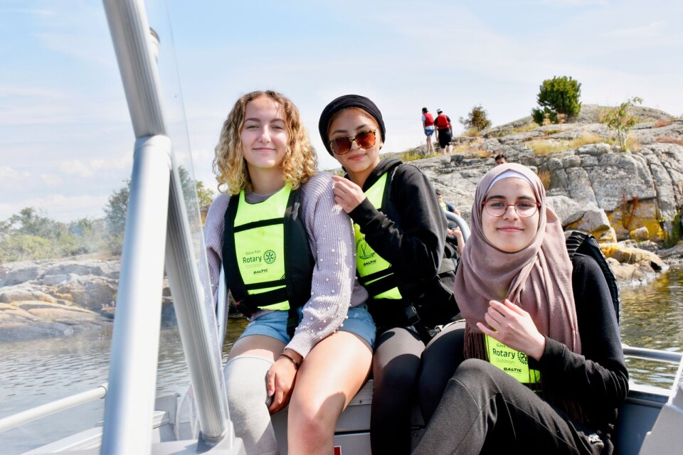 Wiktoria Biel, Nastaram Sultanzadeh och Rayan Akkad tog en tur med båten till ön Inre bjär.