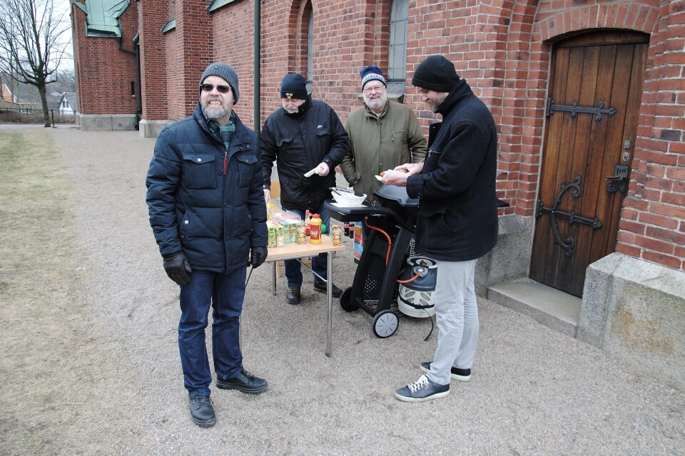 Bo Anders Wendt, Jan-Erik Lorensson, William Buchholtz och Per Nilsson serverar korv vid kyrkans insamlingskampanj i Hässleholm.                                                               Foto: Stefan Olofson