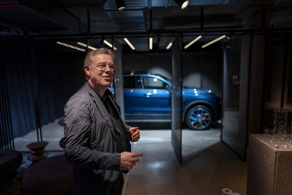 Alain Visser, tidigare försäljningschef på Volvo som nu är vd för systerföretaget Lynk &Co, visar runt i det nya märkets "klubblokal" i Göteborg.