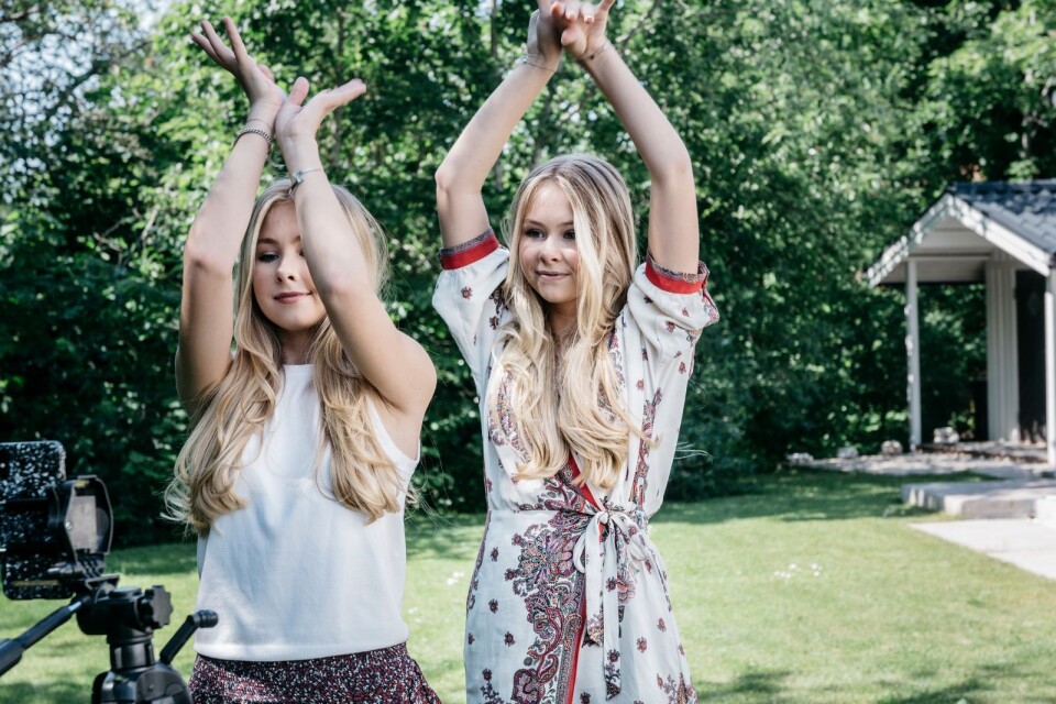 Med fem miljoner följare är 15-åriga tvillingarna Iza och Elle Cryssanthander störst i Sverige på Tiktok  – med över fem miljoner följare. Fotograferade i familjens trädgård.