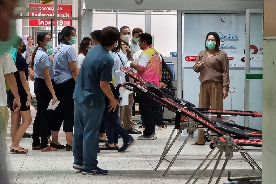 Invånare i staden Nong Bua Lam Phu köar för att donera blod efter attacken mot förskolan.