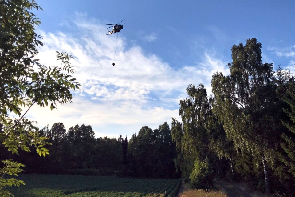 Även helikopter sattes in mot branden vid Ringsbro.
