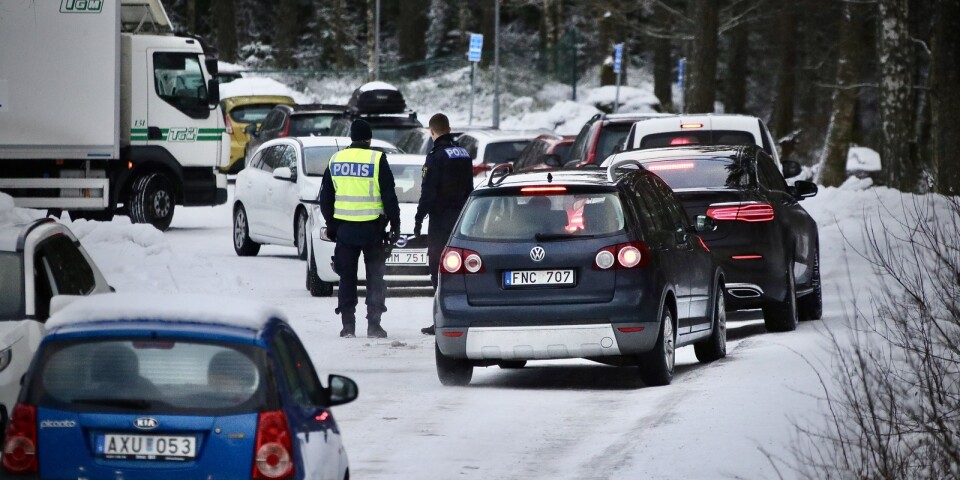 Kön till provtagningen för covid-19 ringlade sig lång i Viskafors på måndagen och polisen var på plats. ”Det har jag inte hört något om, men jag vet att det tidigare gånger har varit närmare trafikkaos vid såna här mottagningar.” säger Sandra Fisher, stationsbefäl på polisen.