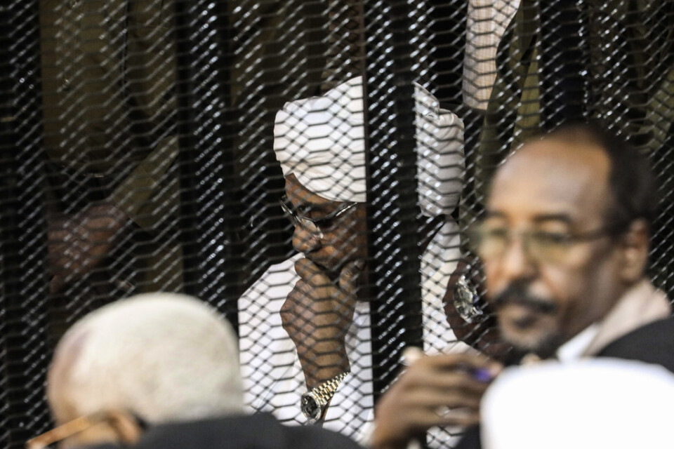 Sudans förre president Omar al-Bashir vid en rättegång i Sudan. Arkivbild.