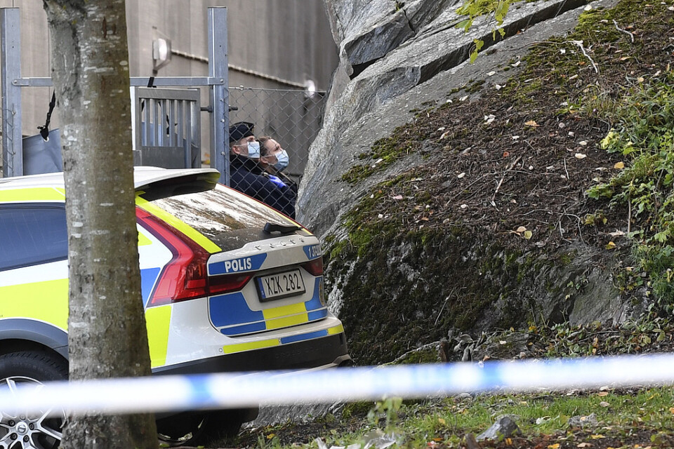 En man har hittats död vid handelsplatsen Kungens kurva i Huddinge, söder om Stockholm. Polisen misstänker mord.