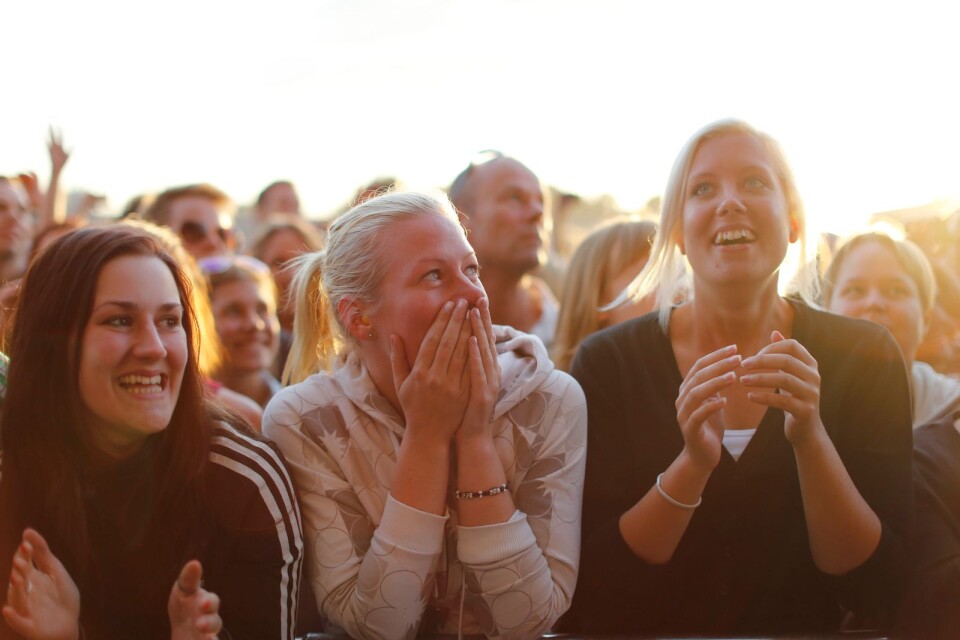 Glada tjejer i publiken när Gyllene Tider har turnépremiär i Halmstad en sommarkväll 2013.