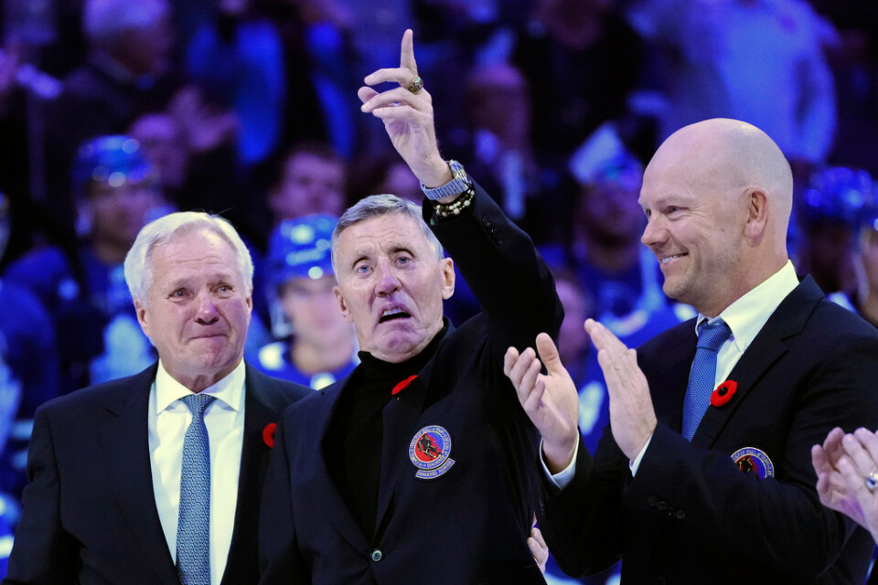 Darryl Sittler, till vänster, tillsammans med Börje Salming och Mats Sundin under hyllningen till Salming i Toronto.