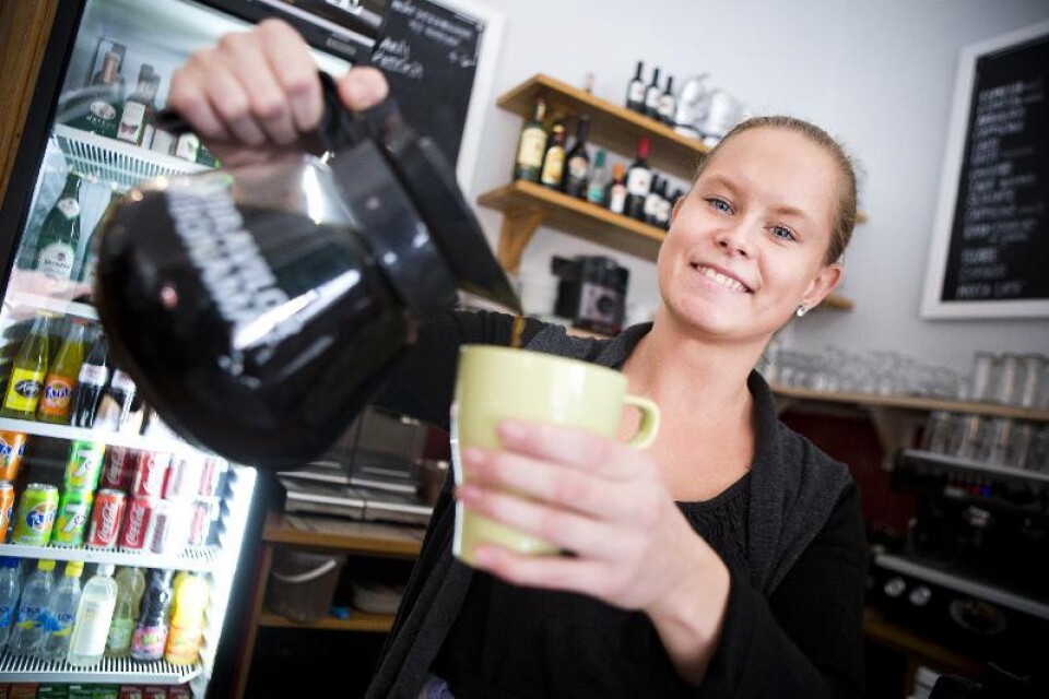 Carolina Johansson, jobbar på Hartmans café: – När det gäller espressokaffe är caffe latte mest populärt. Bryggkaffe är populärt bland de äldre. Kaffe för espressomaskin kommer allt mer. Jag tycker bäst om min egen specialare som består av espresso, chokladpulver och skummad mjölk. En moccalatte.