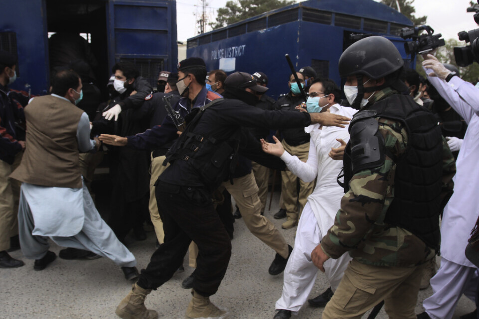 Sjukvårdspersonal i Quetta, Pakistan, protesterar mot bristen på skyddsutrustning i arbetet med covid-19-sjuka.