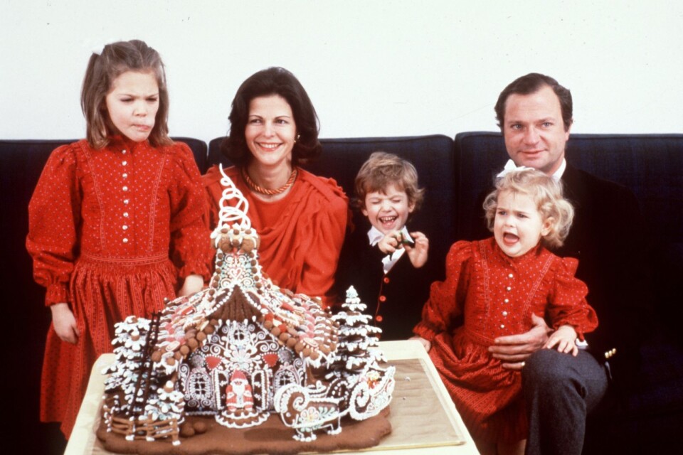 Kronprinsessan Victoria, drottning Silvia, prins Carl Philip, prinsessan Madeleine och kung Carl Gustaf under julfirandet 1984. Arkivbild.