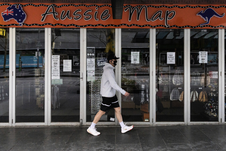 En man passerar förbi utanför en stängd affär i Melbourne på onsdagen.