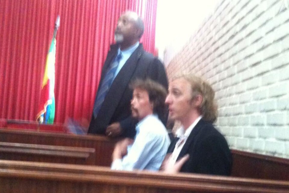 Journalisterna Johan Persson och Martin Schibbye under den inledande rättegången i Etiopiens huvudstad Addis Abeba. Detta är en de få bilderna som visar den i rättssalen.