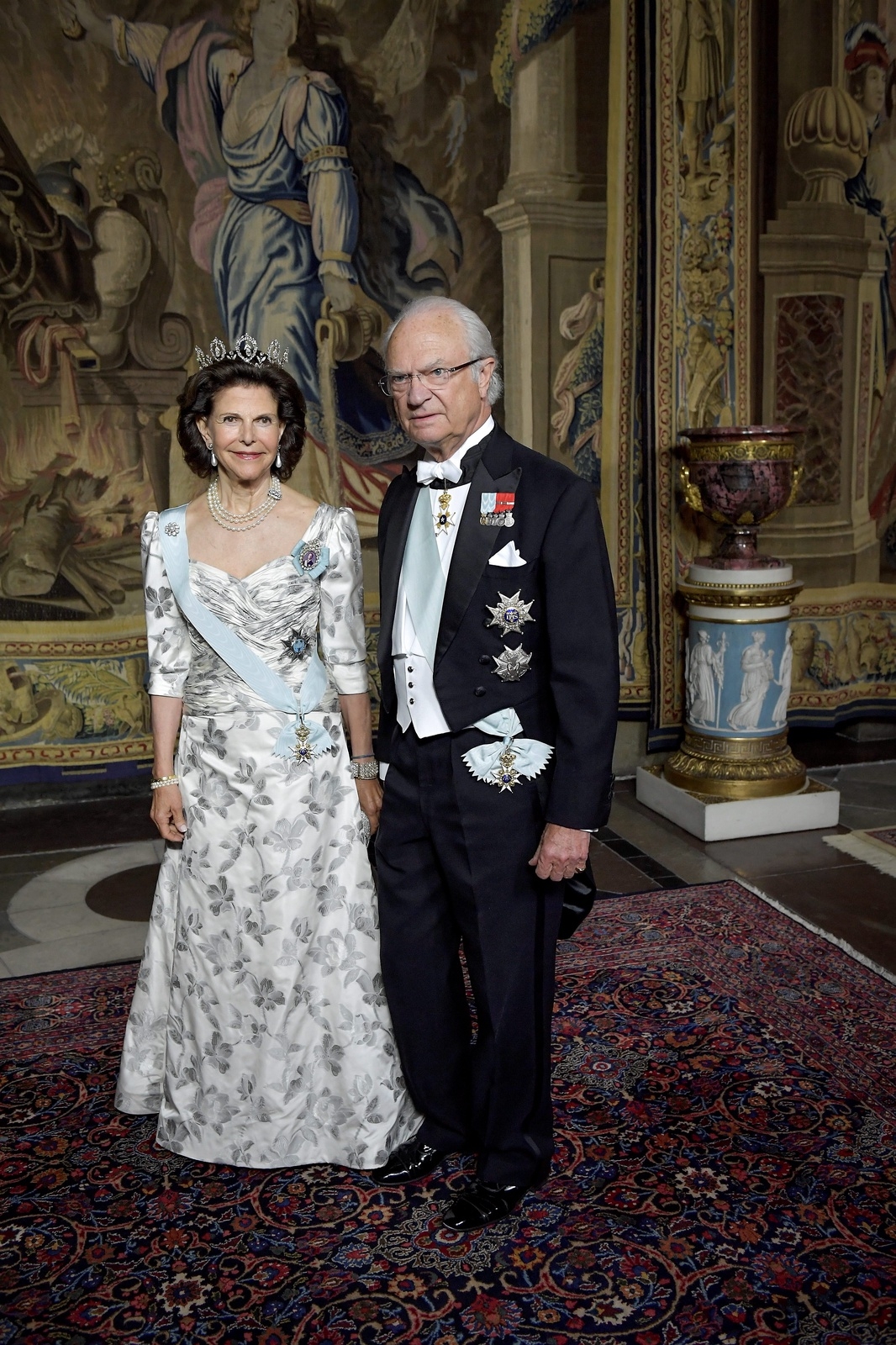 Drottning Silvia och kung Carl Gustaf anländer till en representationsmiddag på kungliga slottet. 
Foto: Jessica Gow/TT