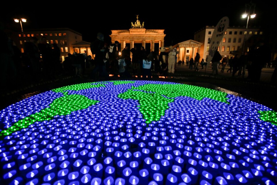 En jordglob av led-ljus. Brandenburg Tor, Berlin, 2017.