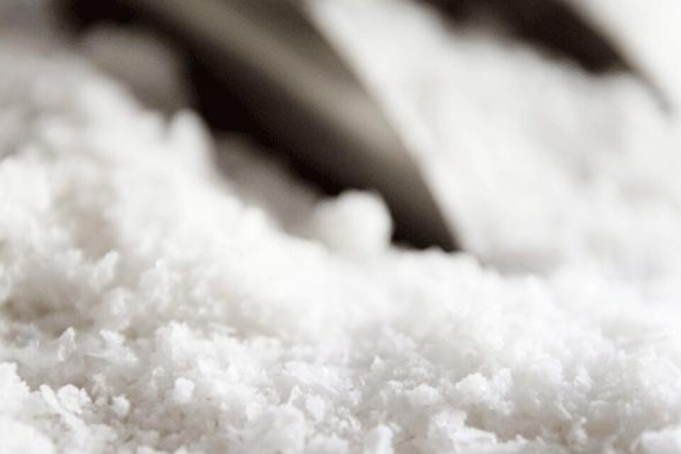 I Sverige äter vi dubbelt så mycket salt som WHO, EU och Livsmedelsverket rekommenderar. Det är alldeles för mycket, anser Konsumentföreningen Stockholm, som vill att regeringen, livsmedelsindustrin och restauranger ska arbeta aktivt för att reducera saltet i maten, bland annat genom en nationell åtgärdsplan.