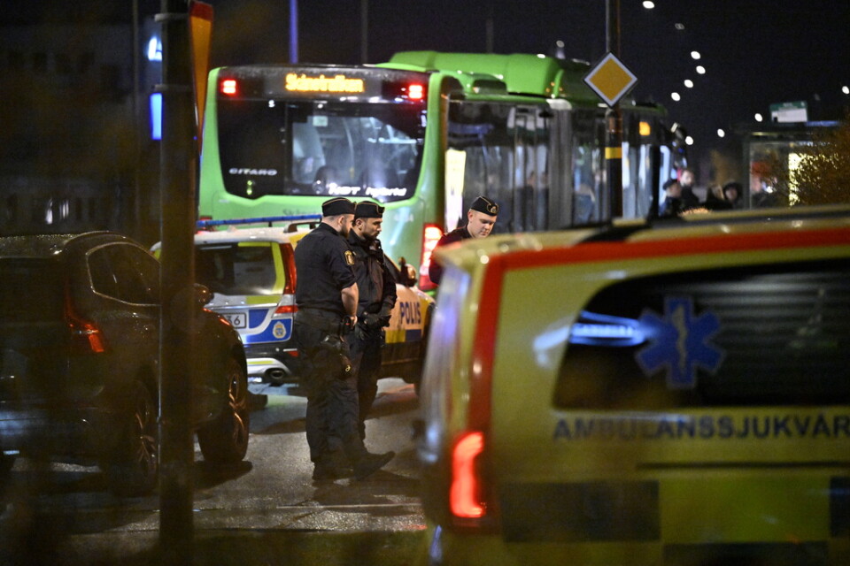 Ambulans och polis på plats i Malmö efter att en flicka knivskurits vid ett rån på en stadsbuss på tisdagskvällen.