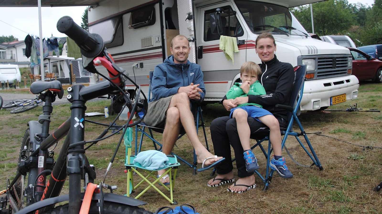 Tijs Gerritsen, Winona Ensink och Tygo Gerritsen från Holland njuter av sköna dagar på Immelns camping.
