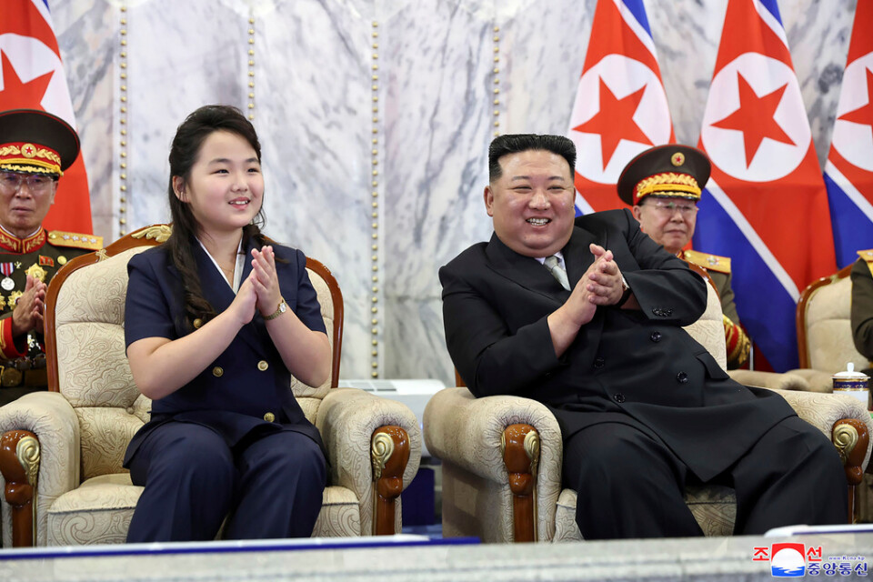 På bilden från nordkoreanska nyhetsbyrån KCNA ses Kim Jong Un och hans dotter, som tros heta Ju Ae, beundra paraden.