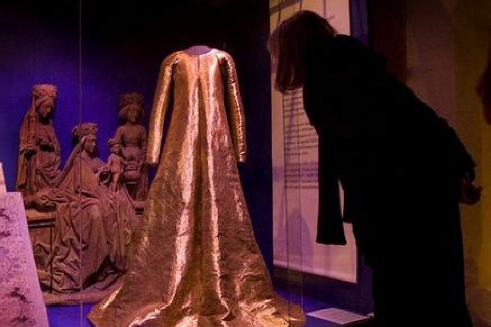 Här är allt guld som glimmar. Men har drottning Margaretas klänning verkligen burits av drottningen? Museipedagog Christina Silfverhielm tycker det finns många frågetecken. Bild: Bass Nilsson