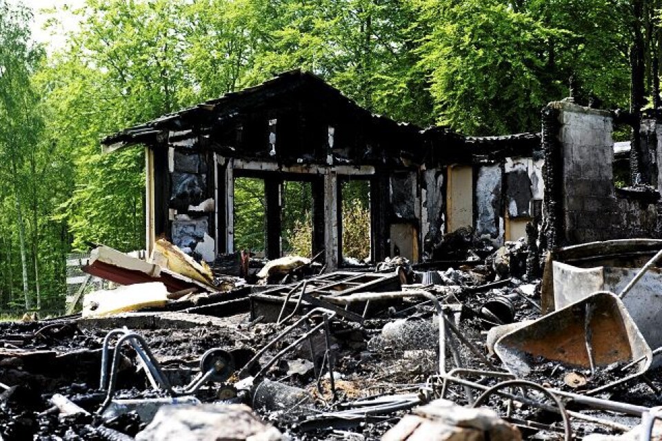 Makarna Christianssons hus i Skogsby brann ner till grunden efter blixtnedslaget på söndagskvällen. Foto: Lisa Sundström