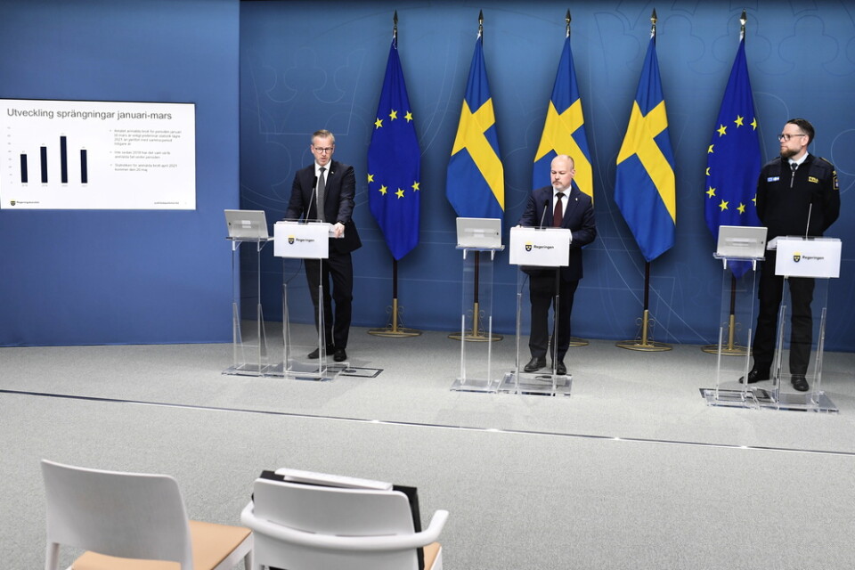 Inrikesminister Mikael Damberg (S), justitieminister Morgan Johansson (S) och Martin Petersson, chef för Tullverkets kontrollavdelning, vid pressträffen i Rosenbad.