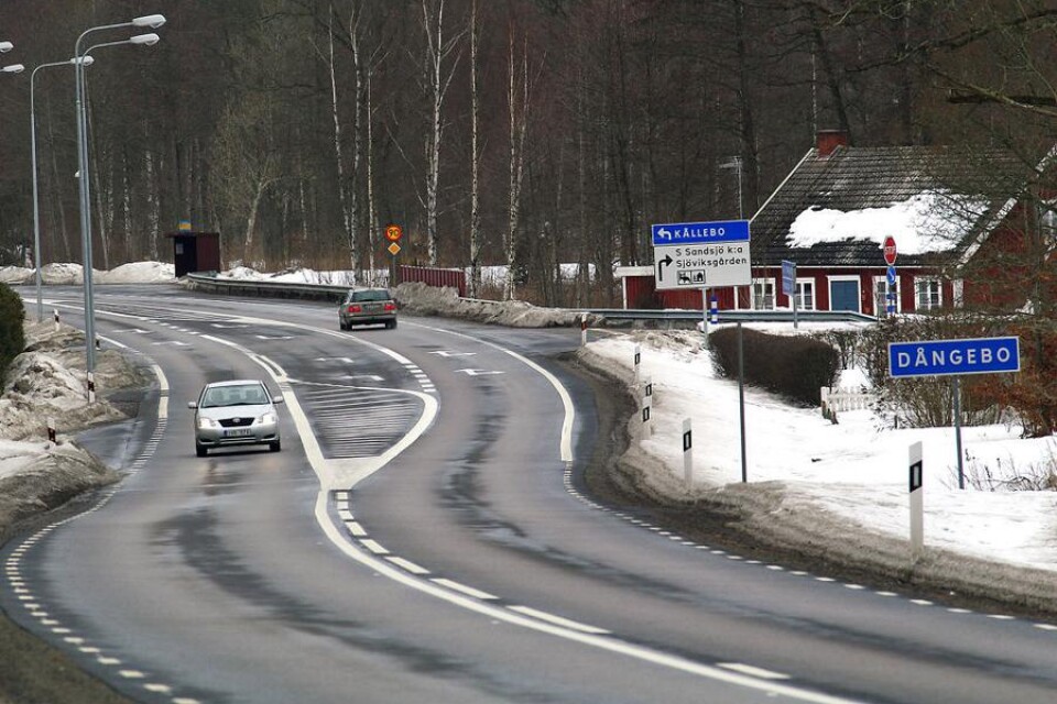 Den nya vägen genom Dångebo har blivit fin och bredare. Det är bara hastigheten som inte stämmer. Foto: Bernd Blankenburg