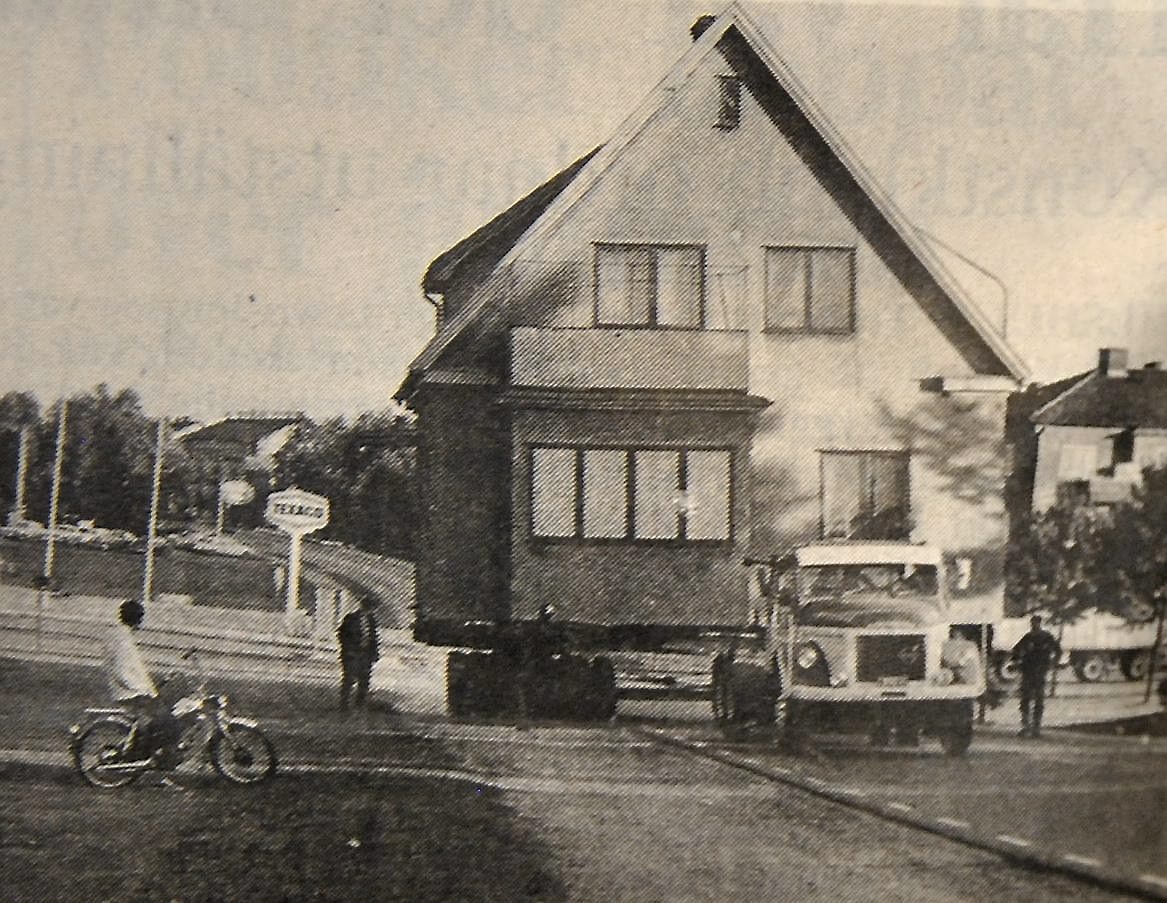 Husflytt ano 1969, vid en av Kristianstadsvägens korsningar. En av de bilder som Mats Jeppson ställde ut på biblioteket. 
Arkiv