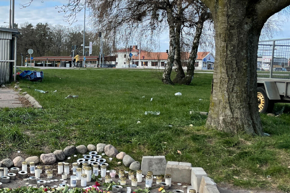 En minnesplats på Runvägen där mordet skedde.