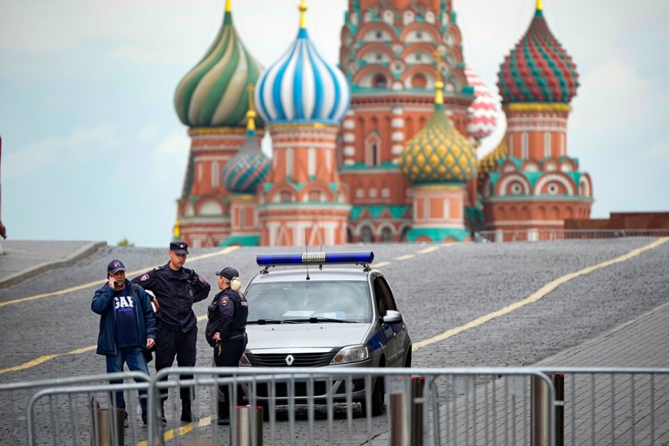 Poliser på Röda torget i Moskva den 28 juni. Arkivbild.
