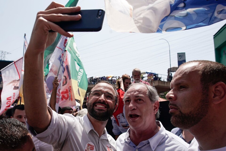 Ciro Gomes tar en selfie med sina anhängare i Rio de Janeiro.