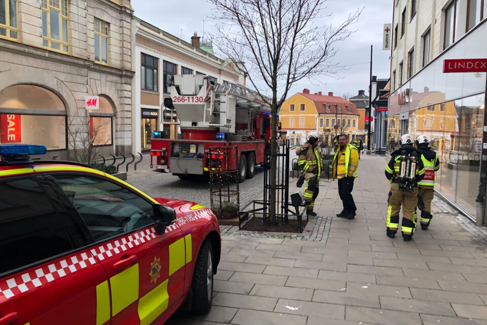 Räddningstjänst utanför affären Lindex i centrala Karlskrona.