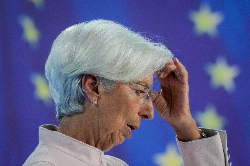 ECB-chefen Christine Lagarde kliar sig i huvudet. Bilden från torsdagens presskonferens i samband med senaste räntebeskedet.
