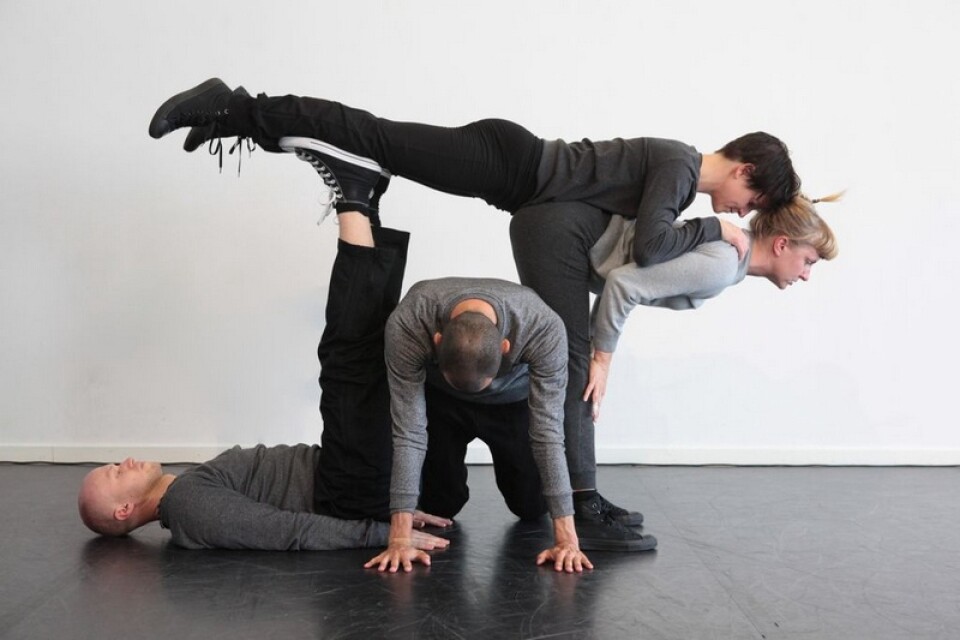Dansarna skapar geometriska former i föreställningen Tetris. Foto: Imre Zsibrik