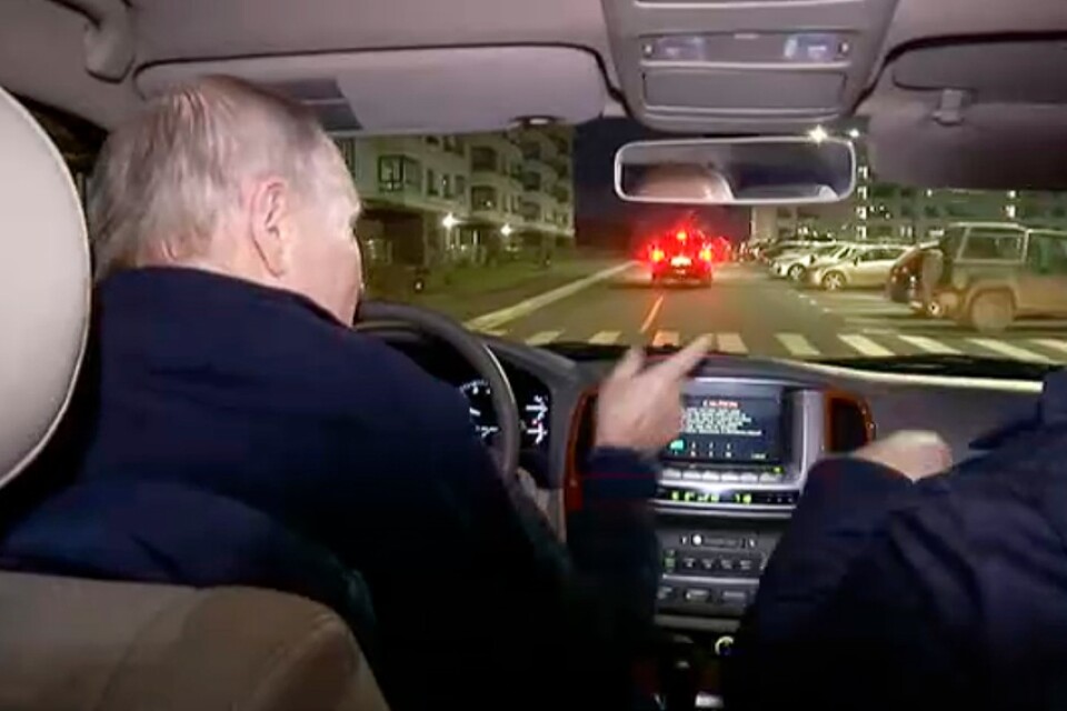 Vladimir Putin visades upp när han körde bil genom Mariupol. I passagerarsätet till höger satt Marat Chusnullin, en av Rysslands biträdande premiärministrar som har ansvar för återuppbyggnaden av den förstörda staden. Arkivbild.
