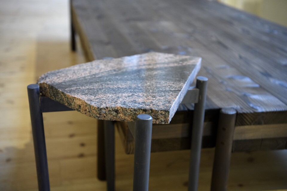 Sideboardet Sten på ben är tillverkat av spillbitar från exklusiva bänkskivor.