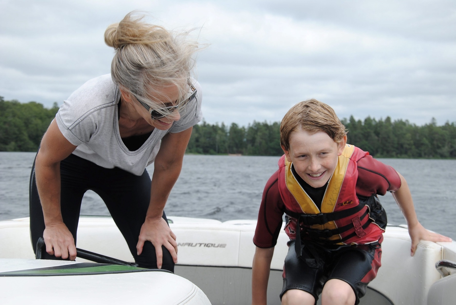 Tränaren Dina Gutrad drog upp en glad Marius Holmberg efter en tur på vattnet. 			      Foto: Felicia Bexell